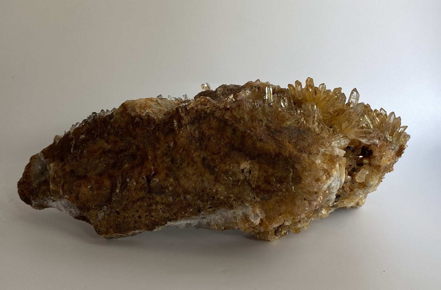 Cluster din Citrin piatra semipretioasa maro cu cristale stralucitoare pe fundal alb