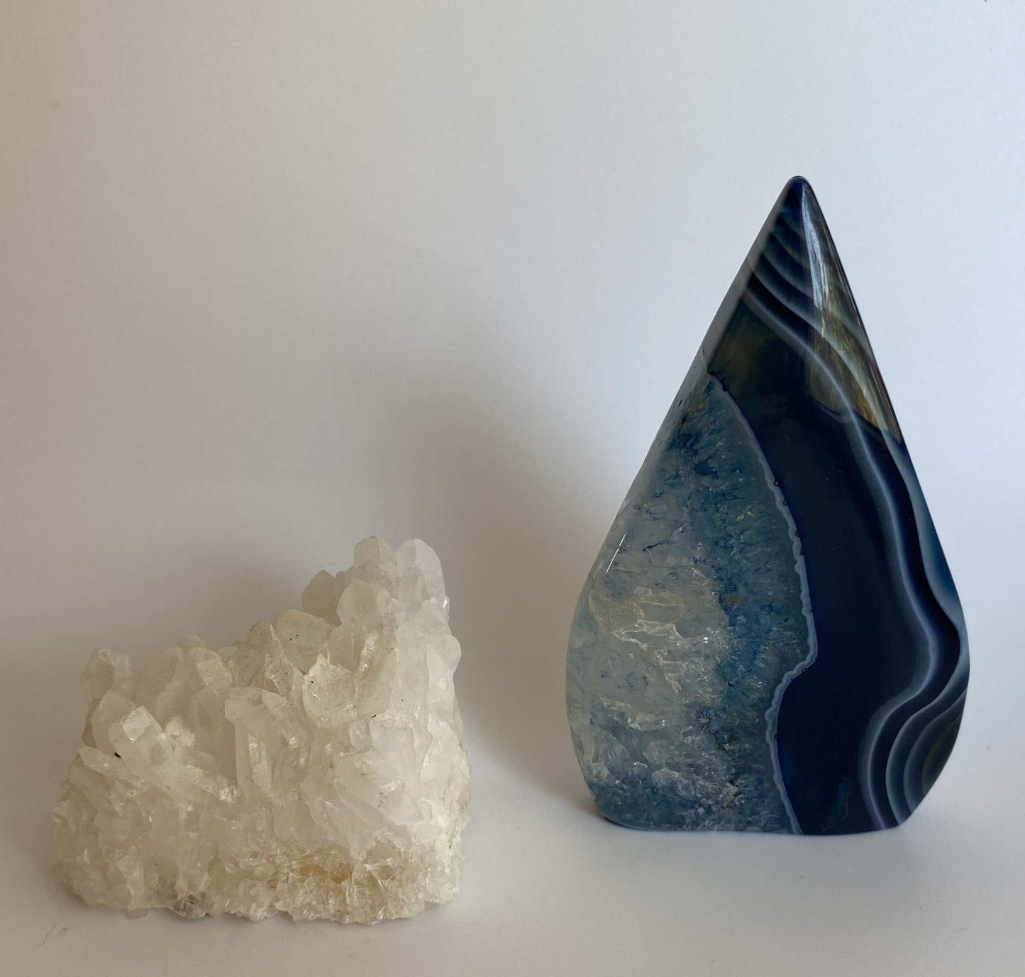 Set decor Cuart Crizantema crystal cluster and Agat Albastru sculpture on white background