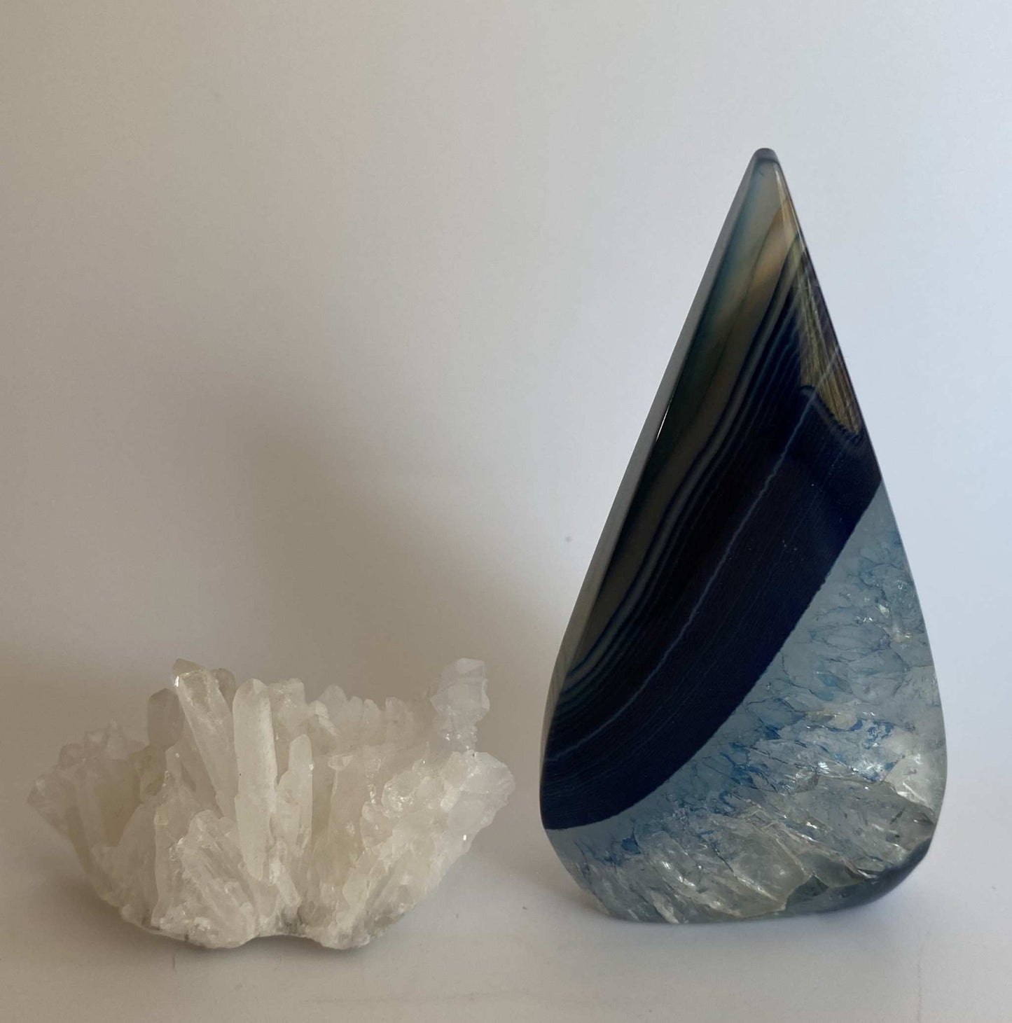 Set decor cu sculptură Agat Albastru și cluster Cuart Crizantema