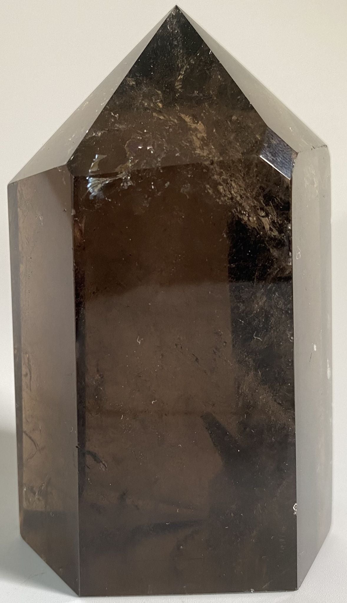 Obelisc decorativ de 10.1cm din piatra semipretioasa de cuart fumuriu pe fundal alb