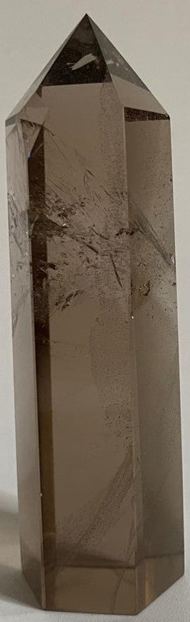 Obelisc pentru zodia Capricorn de 8.7cm din piatra semipretioasa de cuart fumuriu pe fundal alb