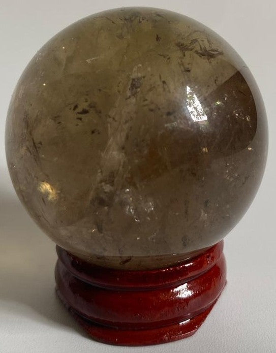 Sfera decorativa de 4.2cm din cristal de cuart fumuriu pe suport din lemn cu fundal alb