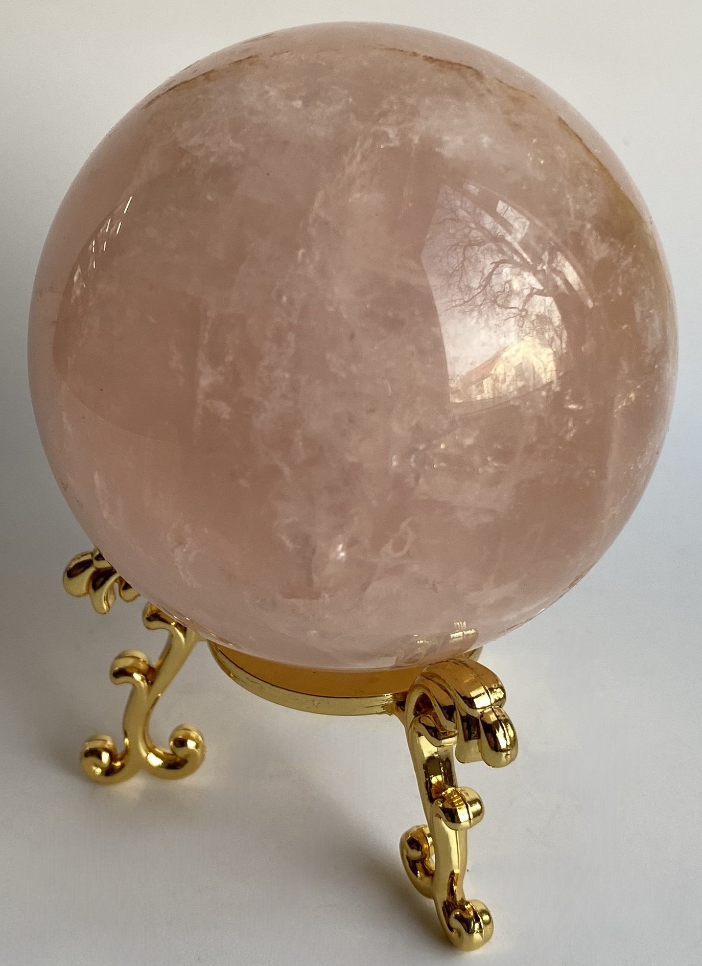 Sfera decorativa de 6.1cm din cristal de cuart roz pe suport metalic cu fundal alb