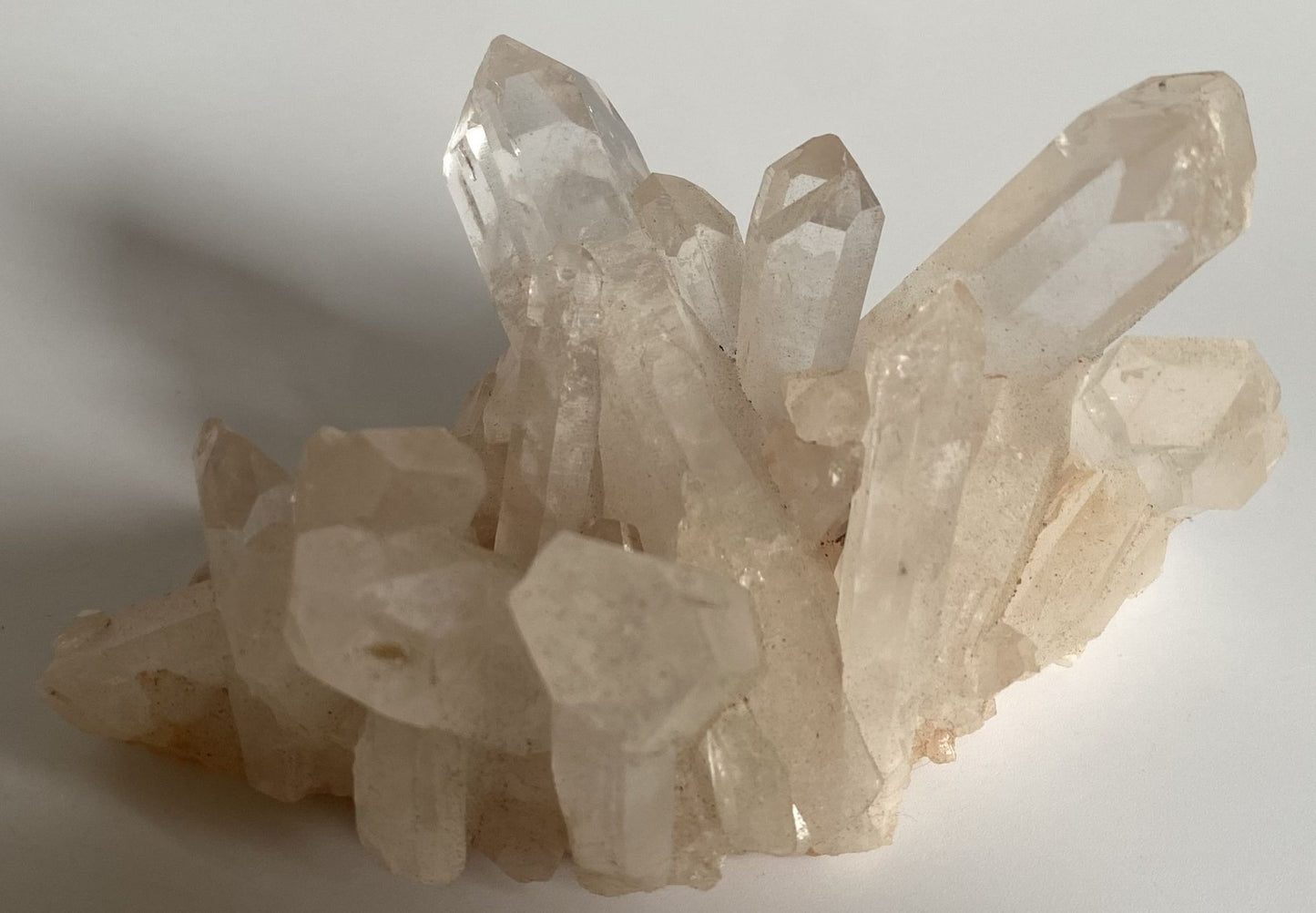 Cluster de 11cm din piatra semipretioasa de cuart transparent pe fundal alb