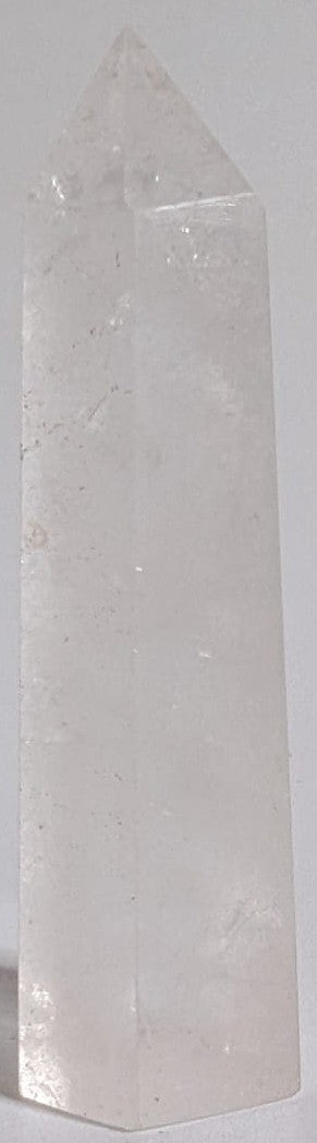 Obelisc de 7.2cm din piatra semipretioasa de cuart transparent pe fundal alb
