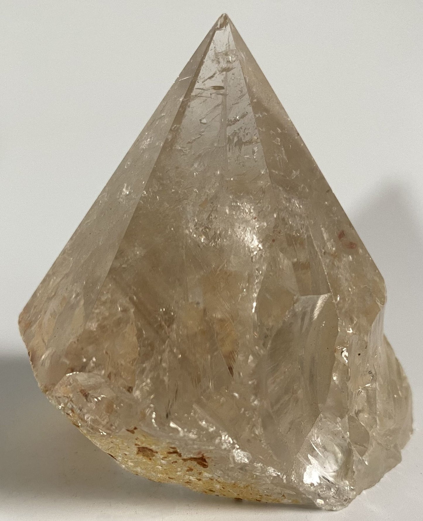 Varf polisat de 8cm din piatra semipretioasa de cristal de stanca pe fundal alb