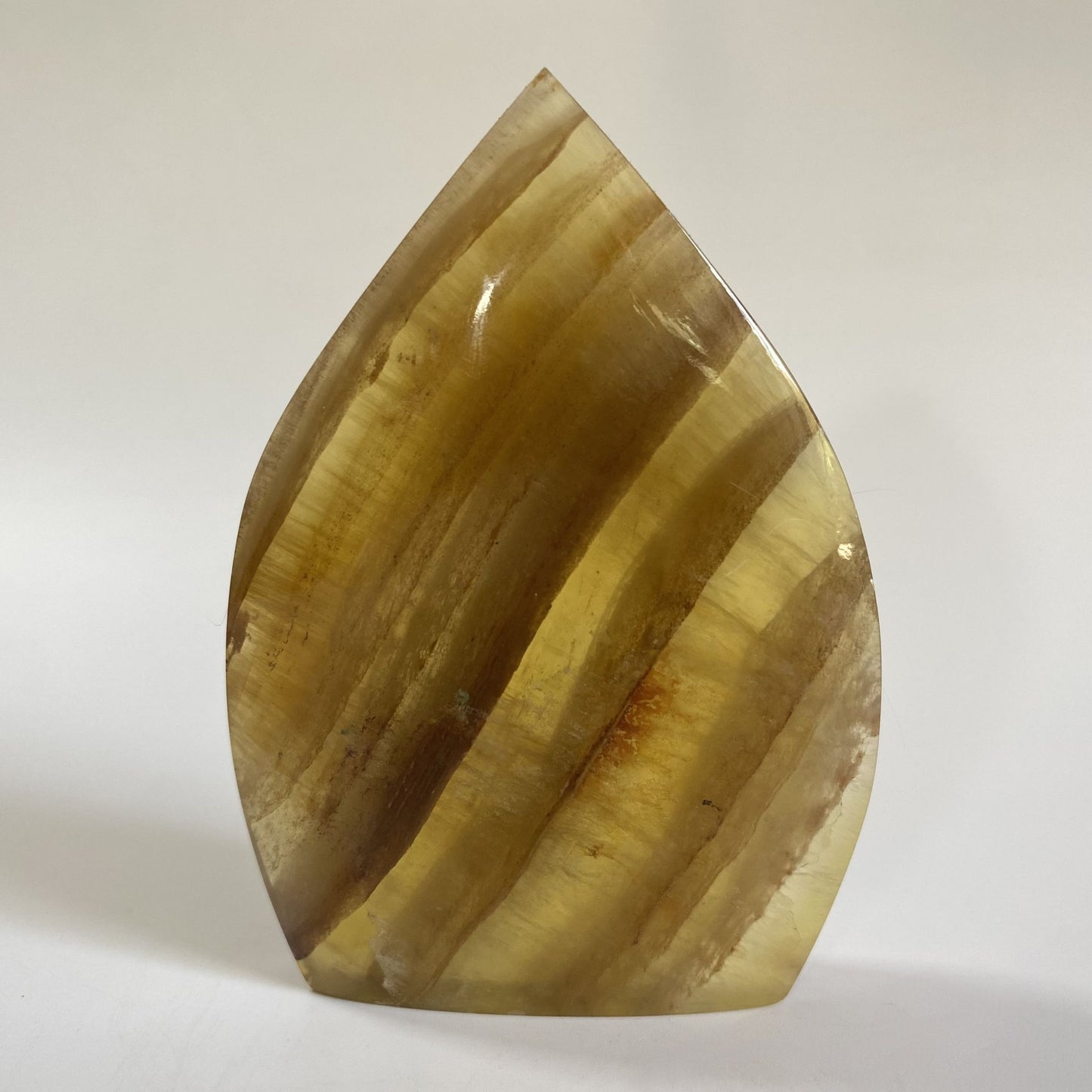 Sculptura din cristal de fluorit galben pe fundal alb