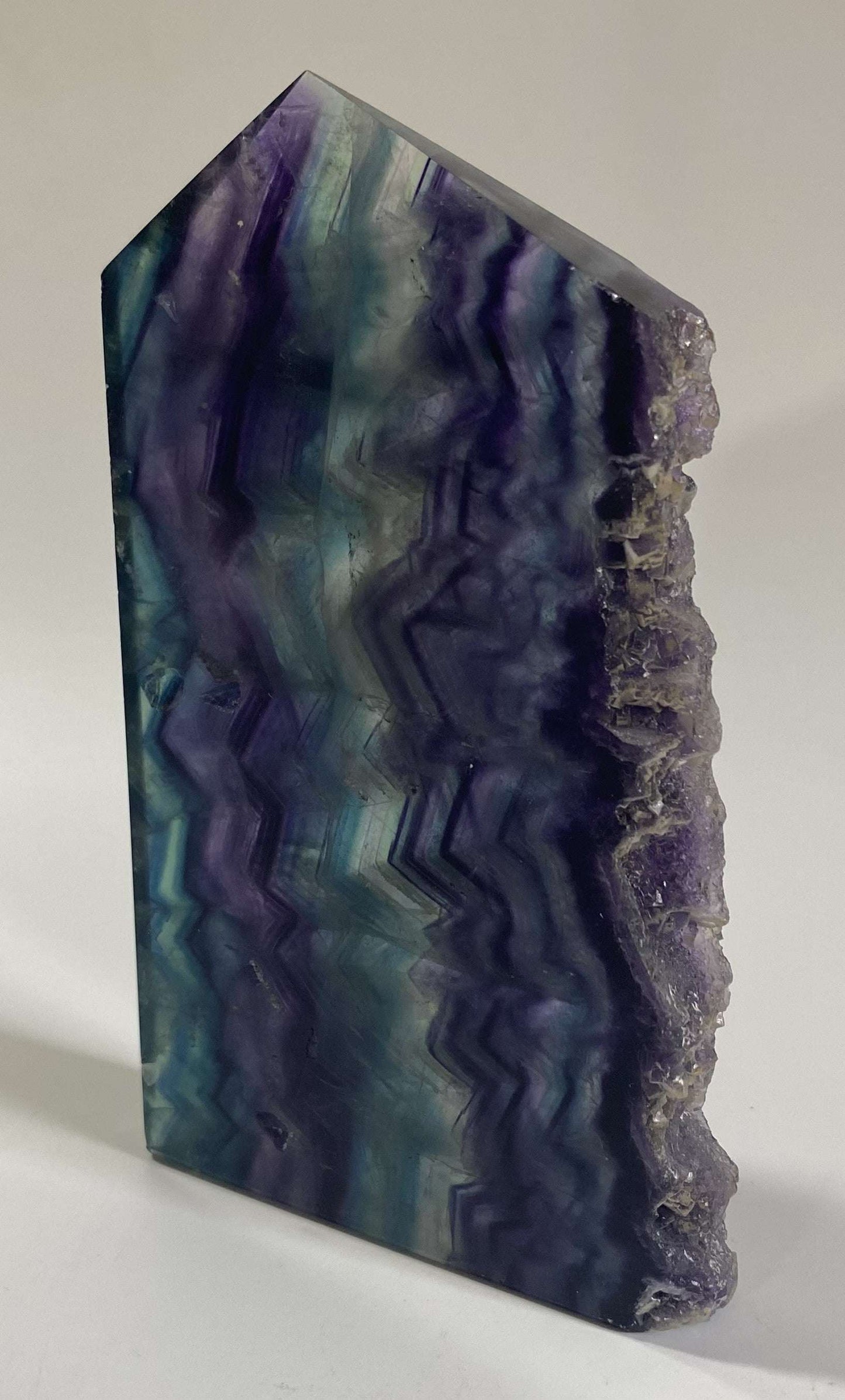 Obelisc brut din Fluorit Rainbow cu culori curcubeu și margine cristalină naturală de 13.7 cm