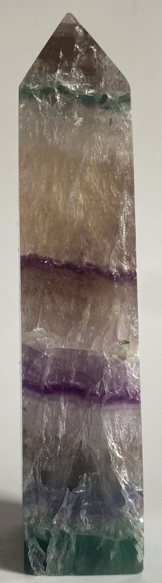 Obelisc din cristal de fluorit curcubeu pe fundal alb