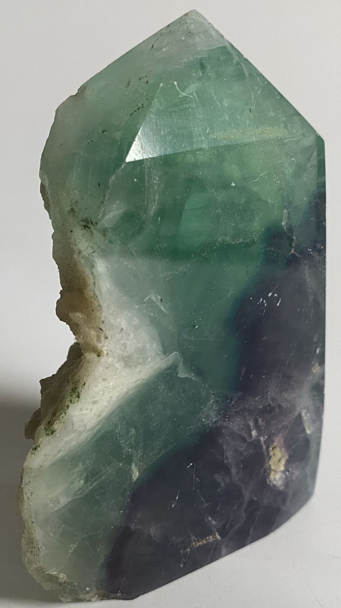 Obelisc brut de 9.3cm din cristal de fluorit rainbow pe fundal alb