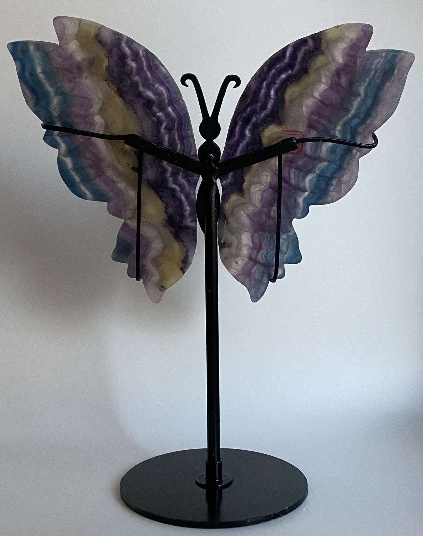 Fluture decorativ din fluorite colorat cu suport metalic inclus