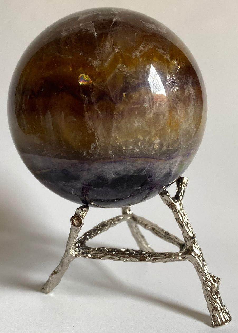 Sfera decorativa de 8.2cm din piatra semipretioasa de fluorit cu suport metalic pe fundal alb