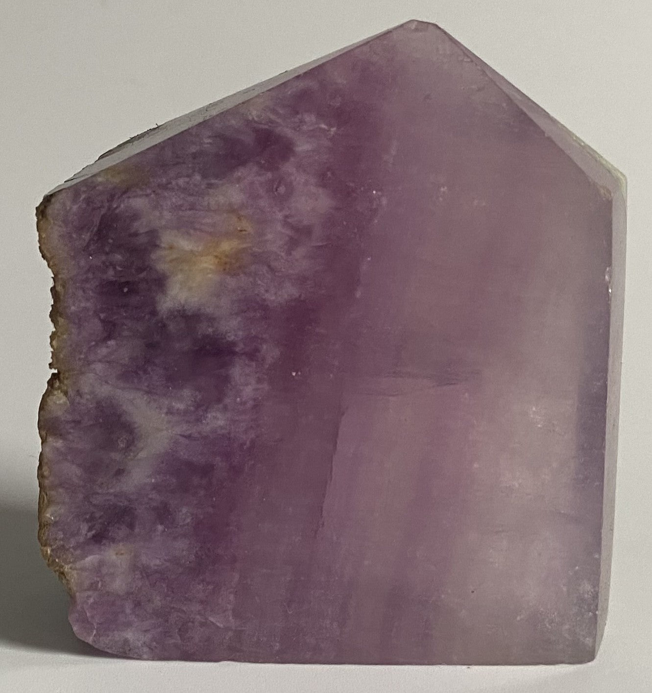 Obelisc brut de 6.7cm din cristal de fluorit silk pe fundal alb