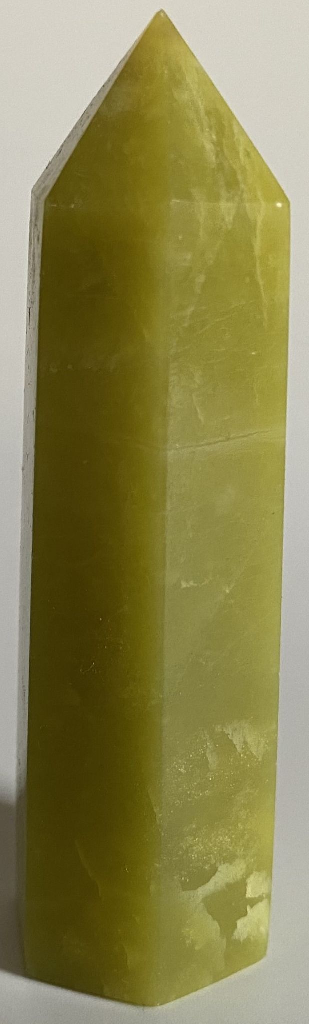 Obelisc de 8.5cm din cristal de jad lemon pe fundal alb