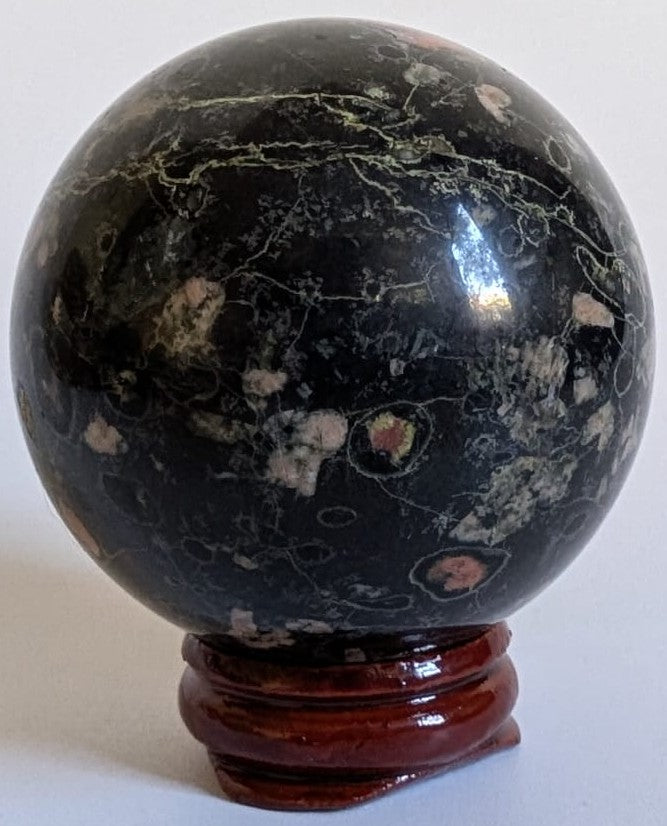 Sfera decorativa de 5.3cm din cristal de jasp floare de prun pe suport din lemn cu fundal alb