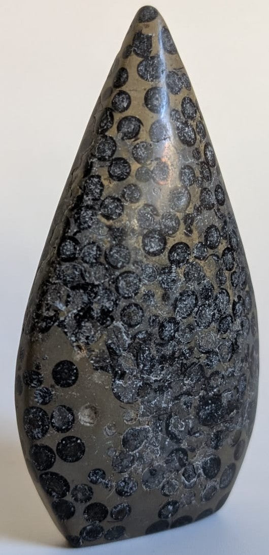 Sculptura de 10.6cm din cristal de jasp leopard pe fundal alb
