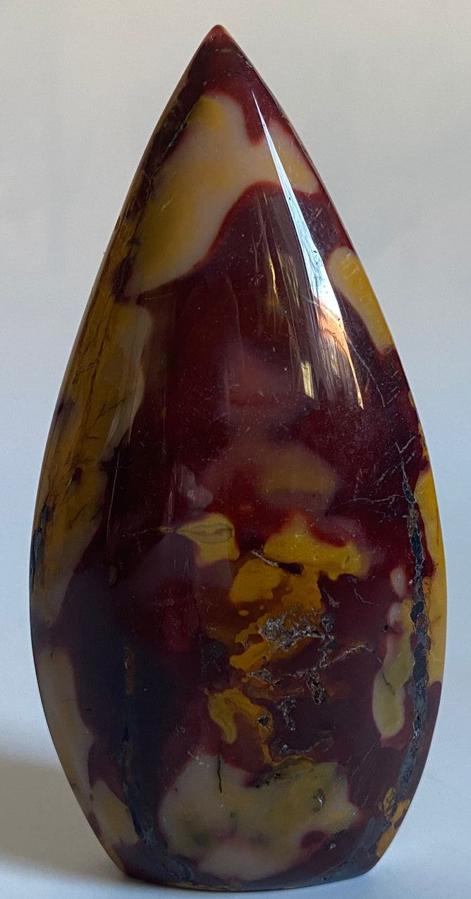 Sculptura de 9.5cm din piatra semipretioasa de jasp mookait pe fundal alb