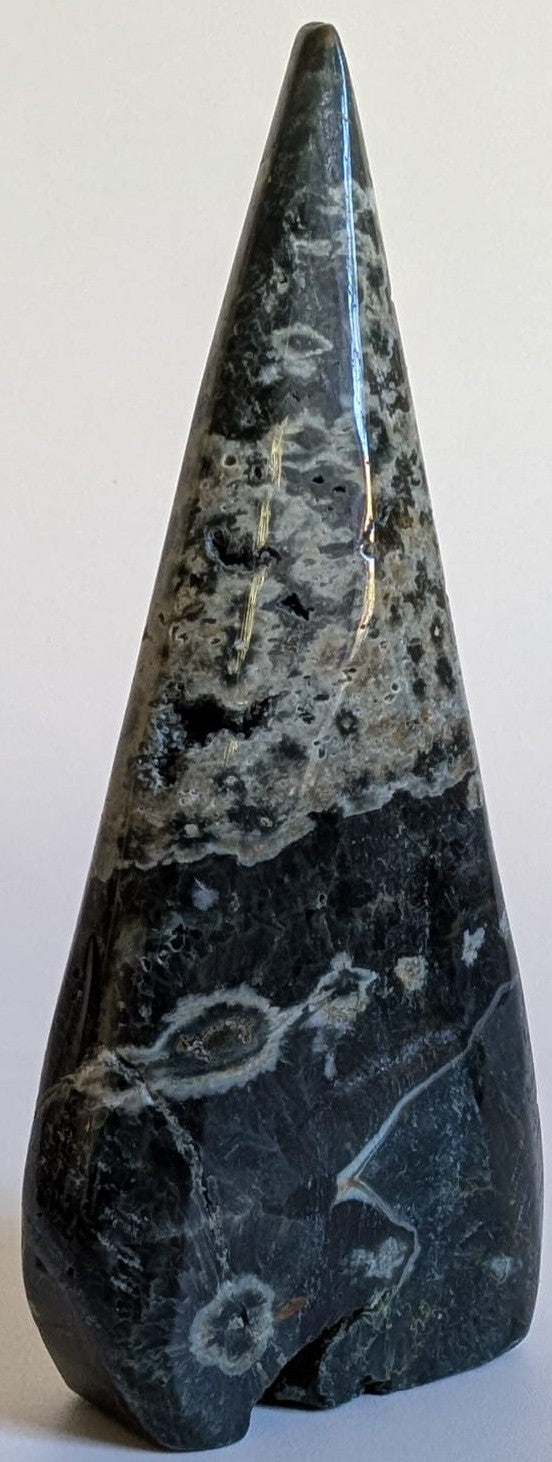 Sculptura de 11.8cm din cristal de jasp oceanic verde pe fundal alb