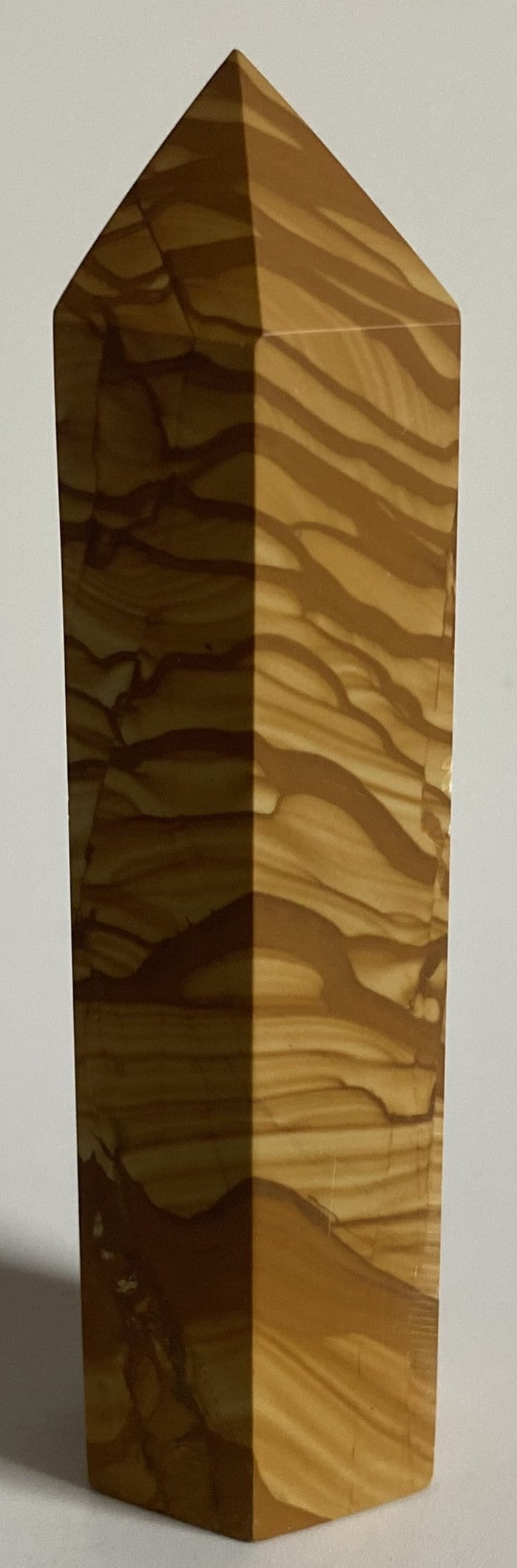 Obelisc de 9cm din cristal de jasp peisaj woodgrain pe fundal alb