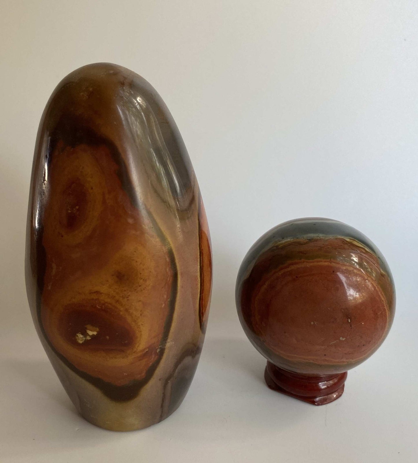 Set sculptura si sfera din Jasp Policrom semipretios pe fundal alb