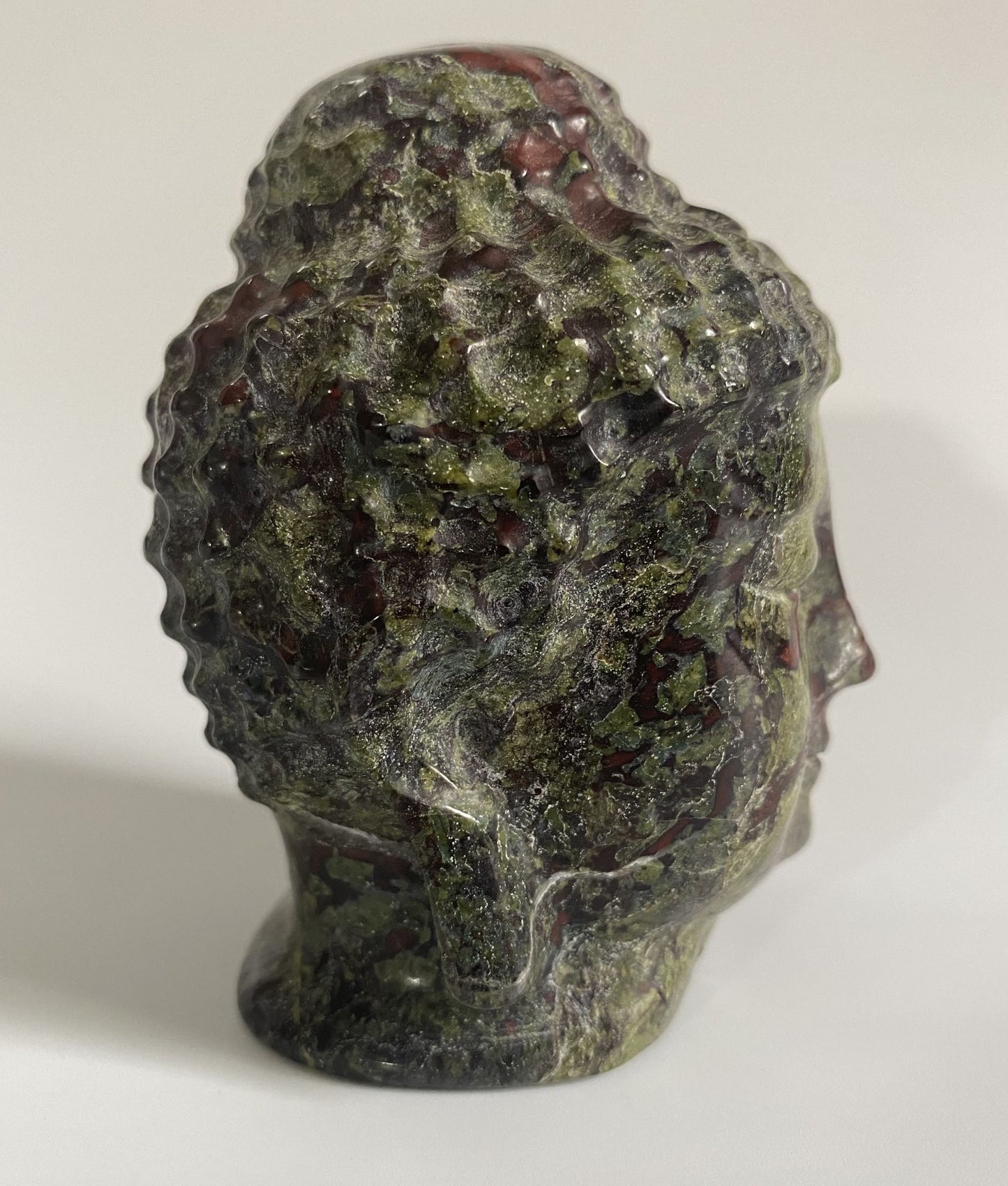 Sculptura Buddha de 8.8cm din piatra semipretioasa de jasp sangele dragonului pe fundal alb