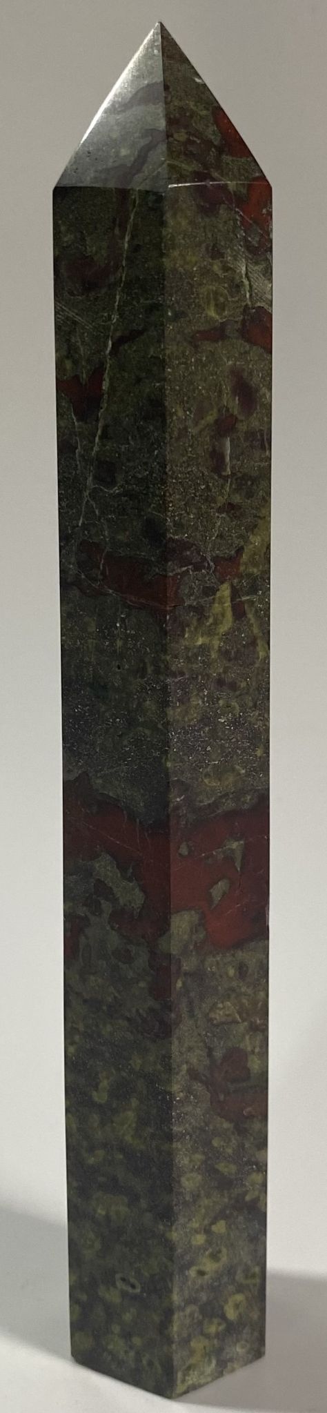 Obelisc de 15.5cm din cristal de jasp sangele dragonului cu fundal alb
