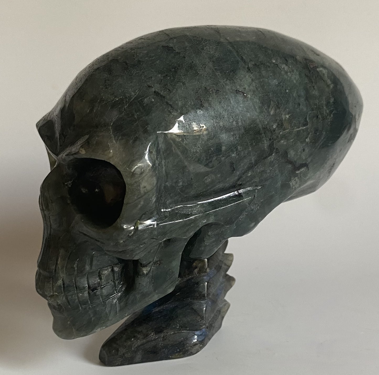 Craniu de 14 cm din cristal de labradorit pe fundal alb