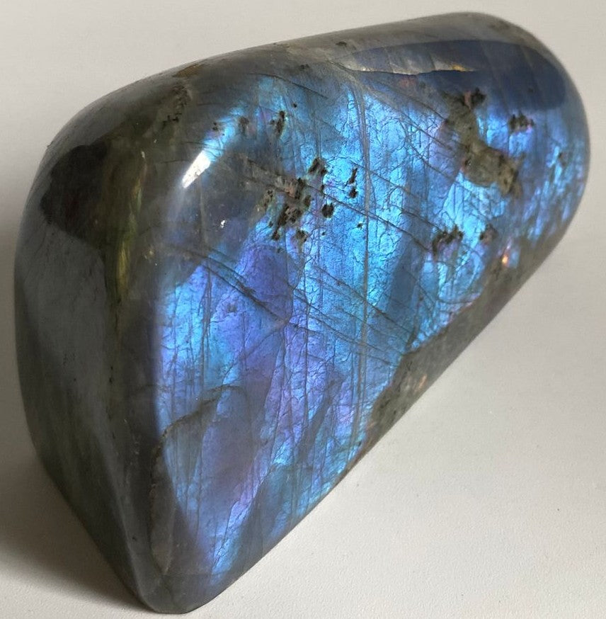 Sculptura de 11.2cm din piatra semipretioasa de labradorit mov pe fundal alb