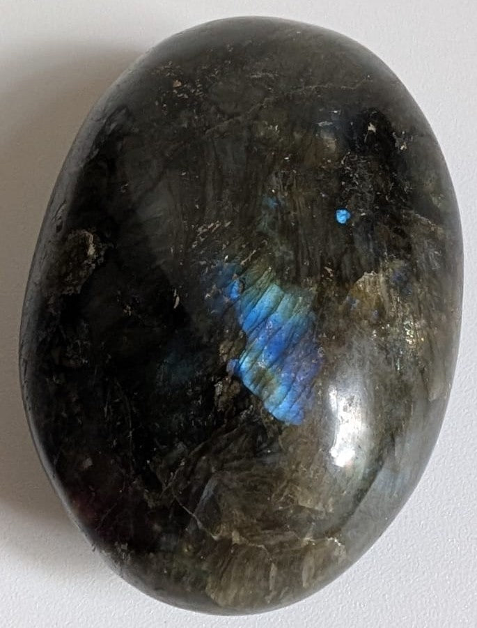 Palm Stone de 5.8cm din cristal de labradorit pe fundal alb