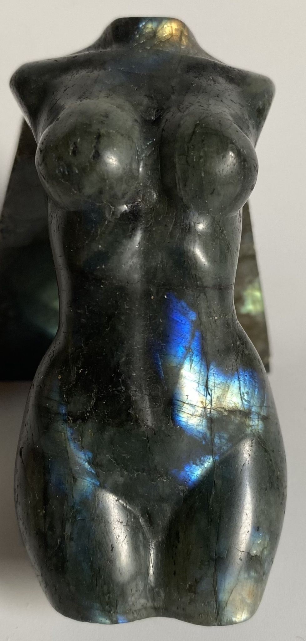 Sculptura nud de 8.3cm din piatra semipretioasa de labradorit pe fundal alb