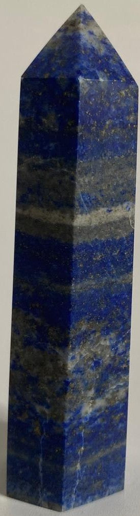 Obelisc de 8.4cm din cristal de lapis lazuli pe fundal alb
