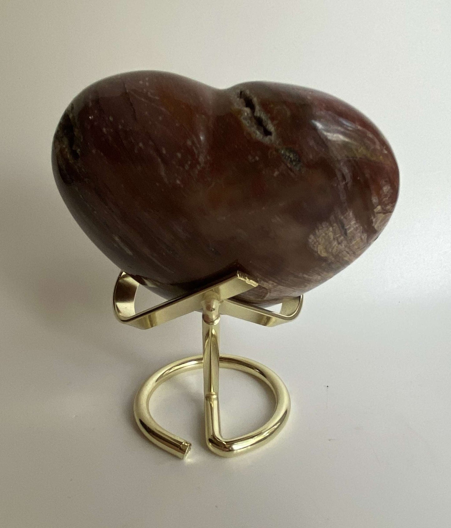 Lemn Pietrificat heart-shaped fossilized wood on metal stand gemstone decoration