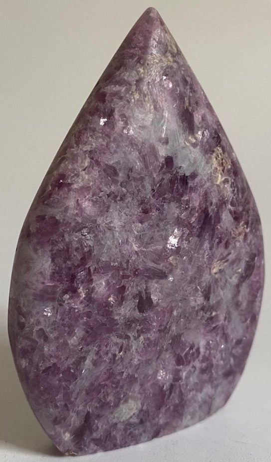 Sculptura de 8cm din cristal de lepidolit pe fundal alb
