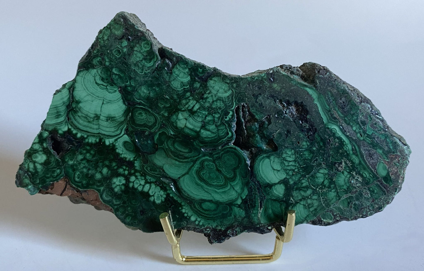 Felie din cristal de malachit pe suport metalic cu fundal alb