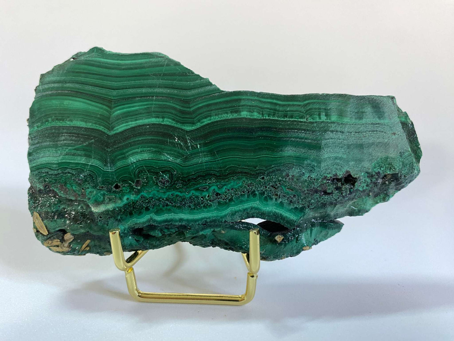 Felie naturala de malachit verde cu dungi, 10.2 cm, pe suport auriu