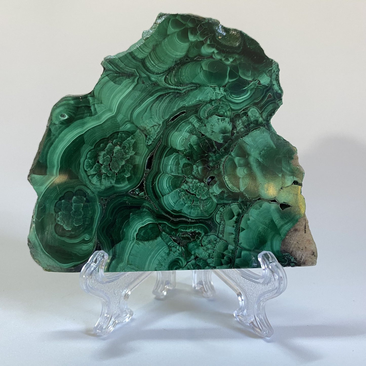 Felie din cristal de malachit pe fundal alb