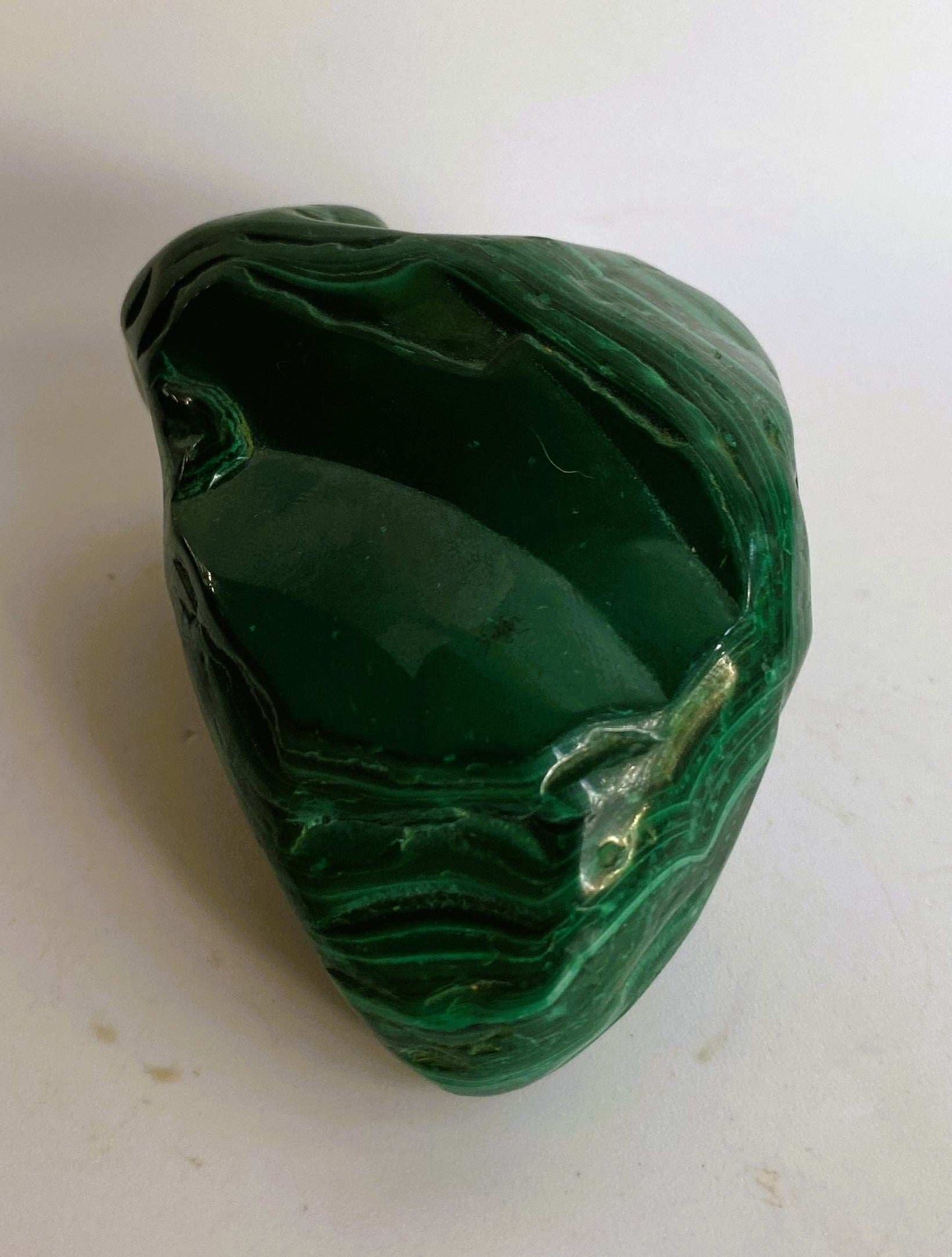 Malachit specimen piatra semipretioasa verde lustruit pe fundal alb