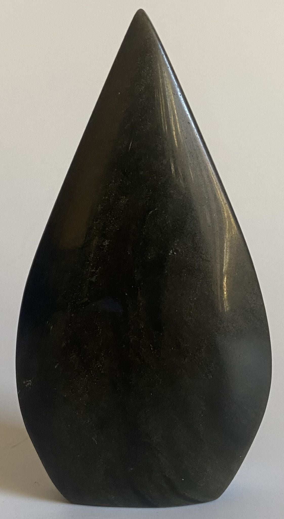 Sculptura din cristal de obsidian auriu pe fundal alb