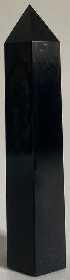 Obelisc de 8.6cm din cristal de obsidian pe fundal alb