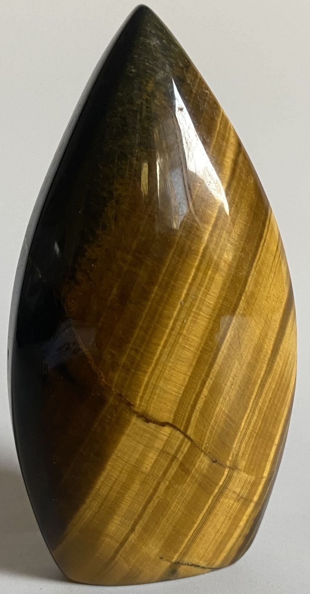 Sculptura de 7.6cm din cristal de ochi de tigru albastru pe fundal alb
