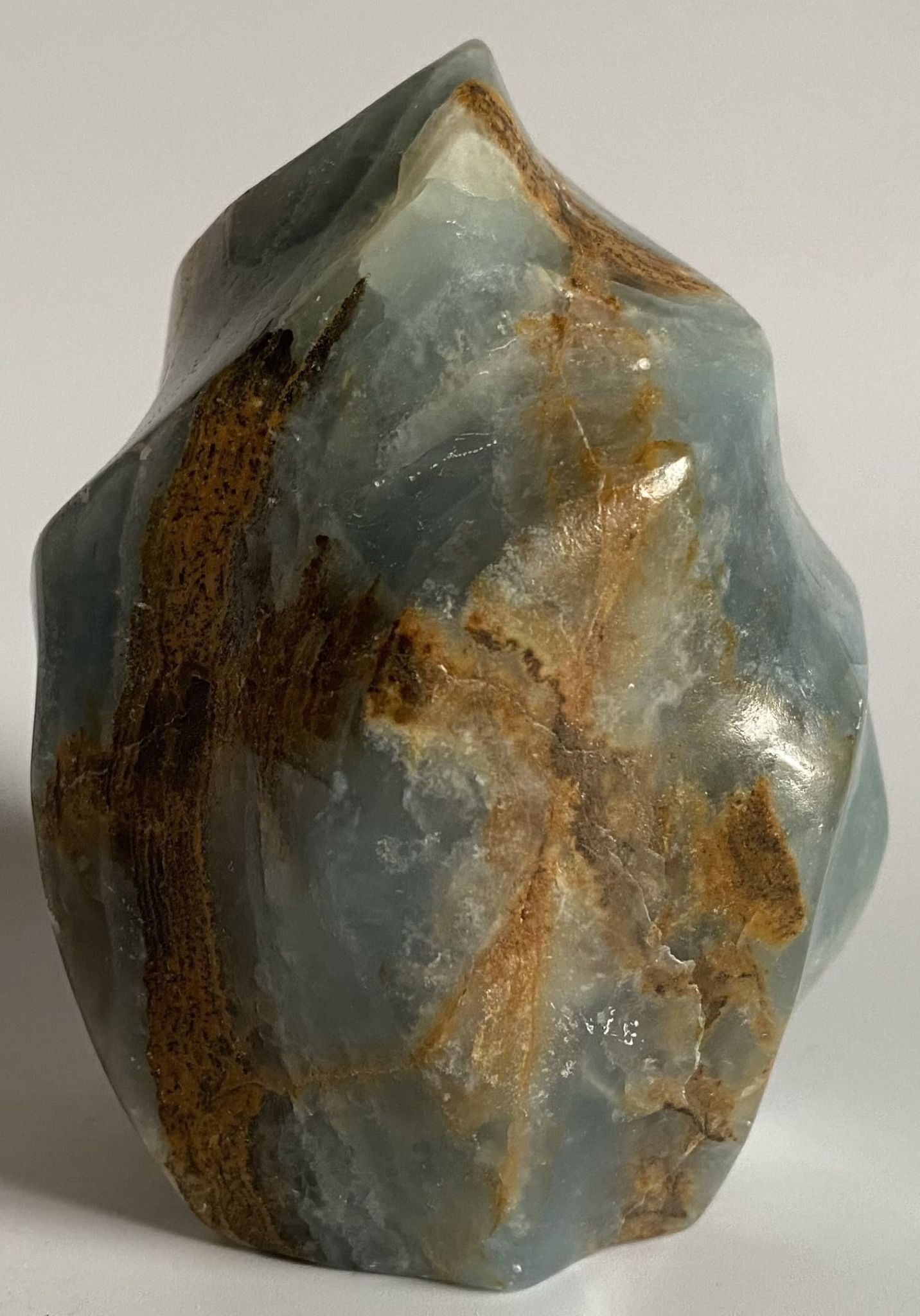 Sculptura de 9.3cm din cristal de onix albastru pe fundal alb