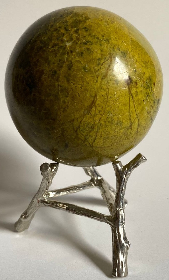 Sfera decorativa de 6.5cm din cristal de opal verde pe suport metalic cu fundal alb
