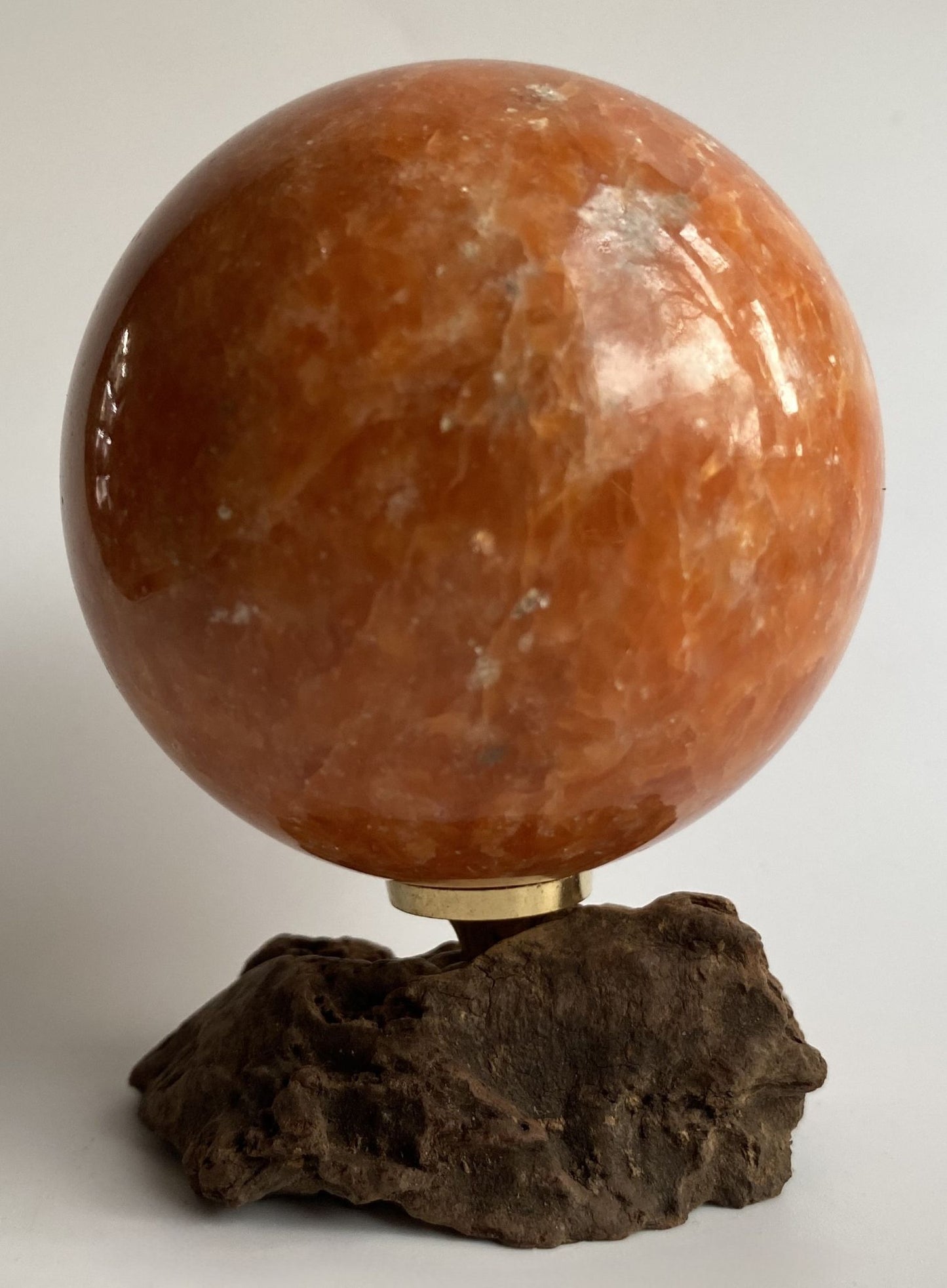 Sfera decorativa de 6.5cm din cristal de piatra soarelui pe suport din lemn cu fundal alb