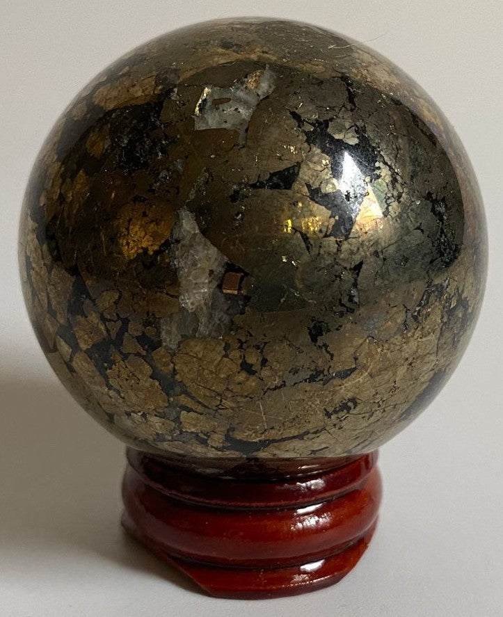 Sfera decorativa de 5cm din cristal de pirita pe suport din lemn cu fundal alb