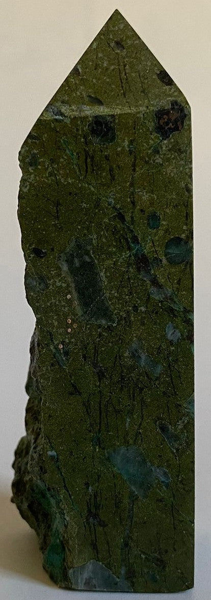 Obelisc decorativ de 8.9cm din cristal de pirita verde pe fundal alb