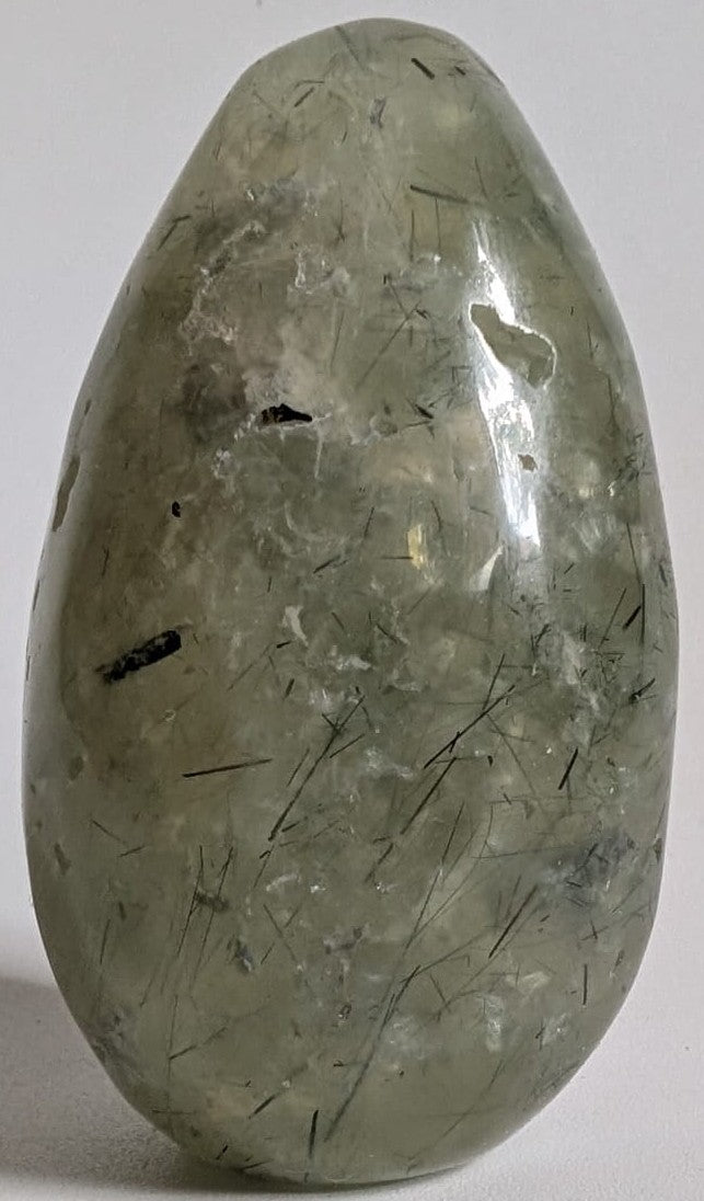 Ou de 6.6cm din cristal de prehnit pe fundal alb