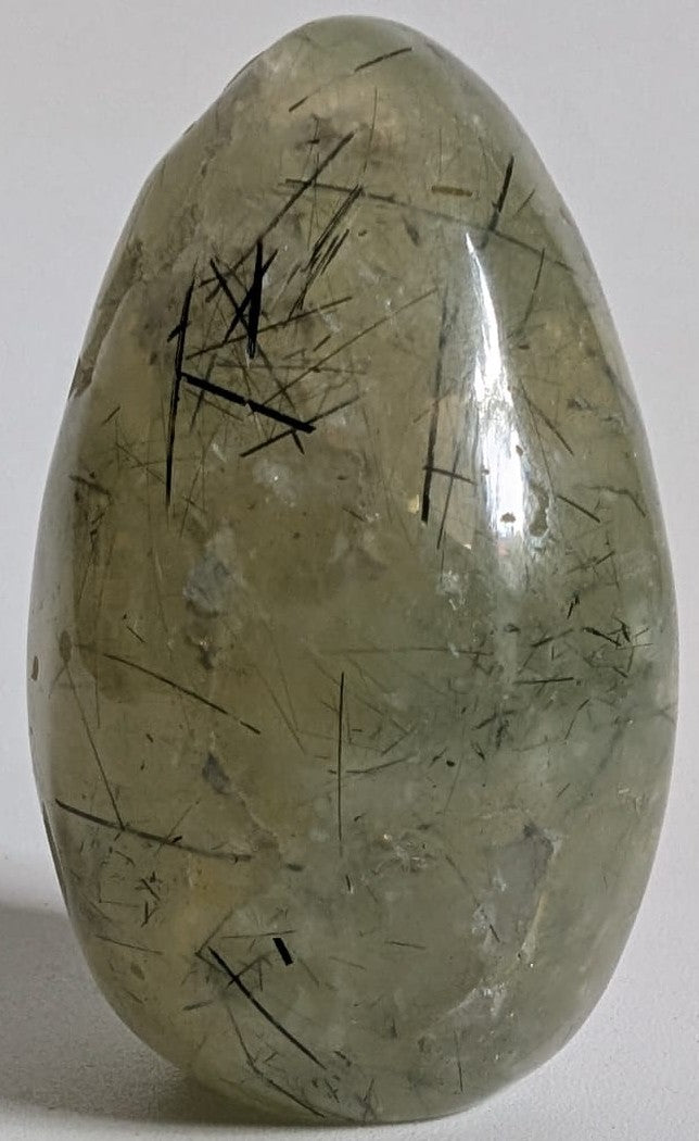 Ou de 5.7cm din cristal de prehnit pe fundal alb