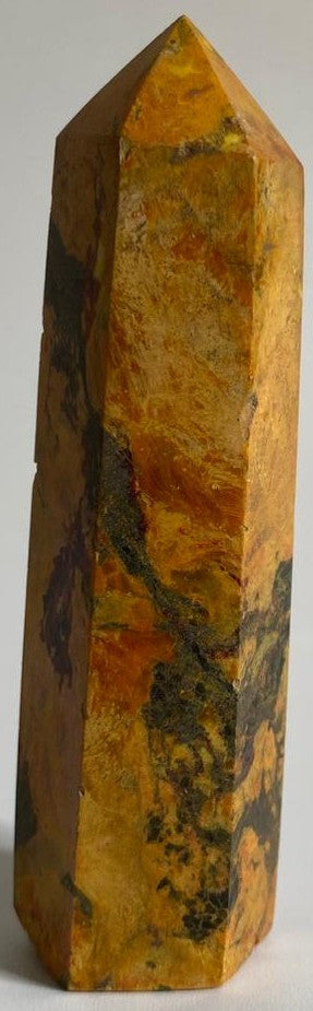 Obelisc decorativ de 9cm din cristal de realgar pe fundal alb