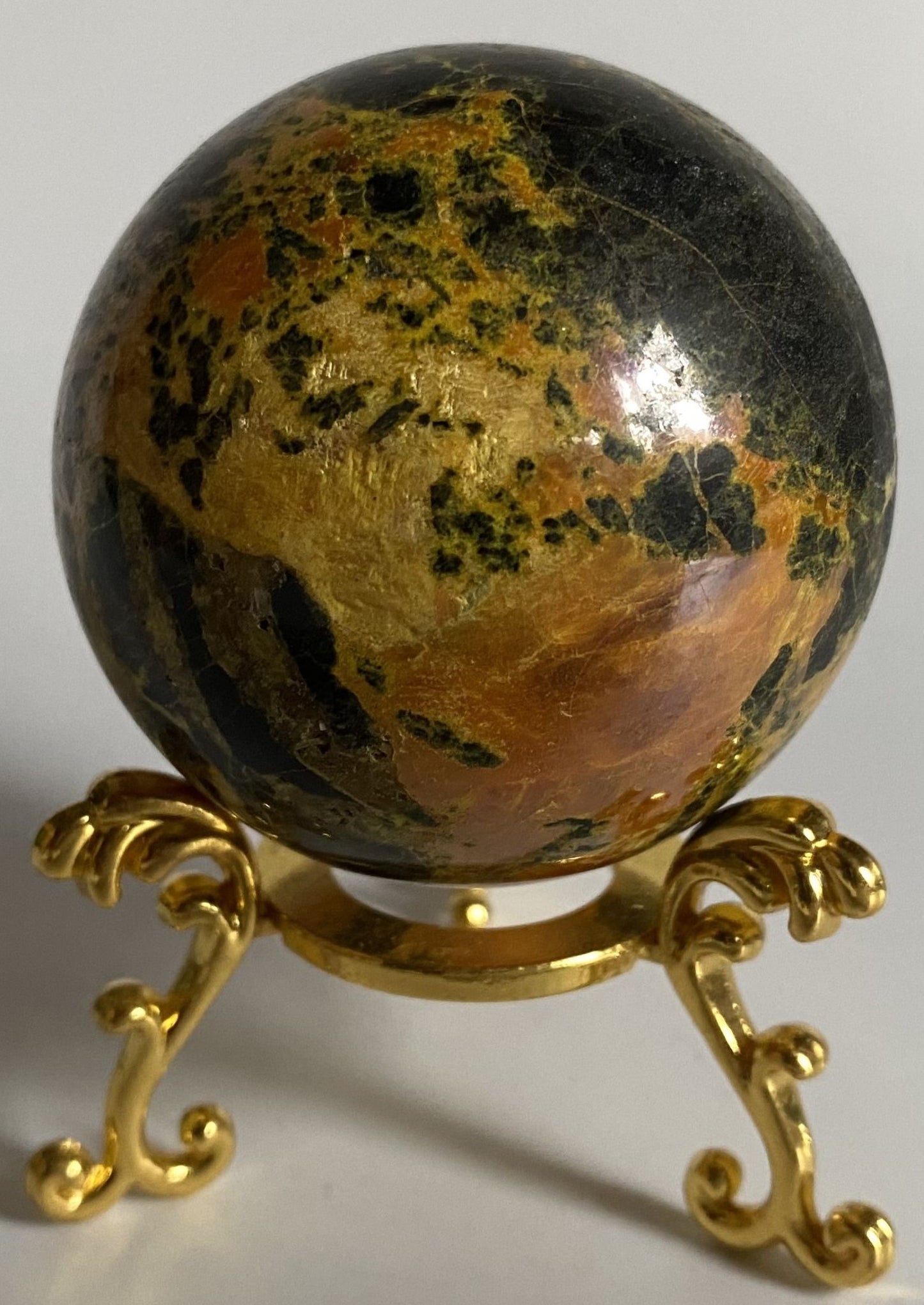 Sfera decorativa de 5.2cm din piatra semipretioasa de realgar pe suport din metal cu fundal alb
