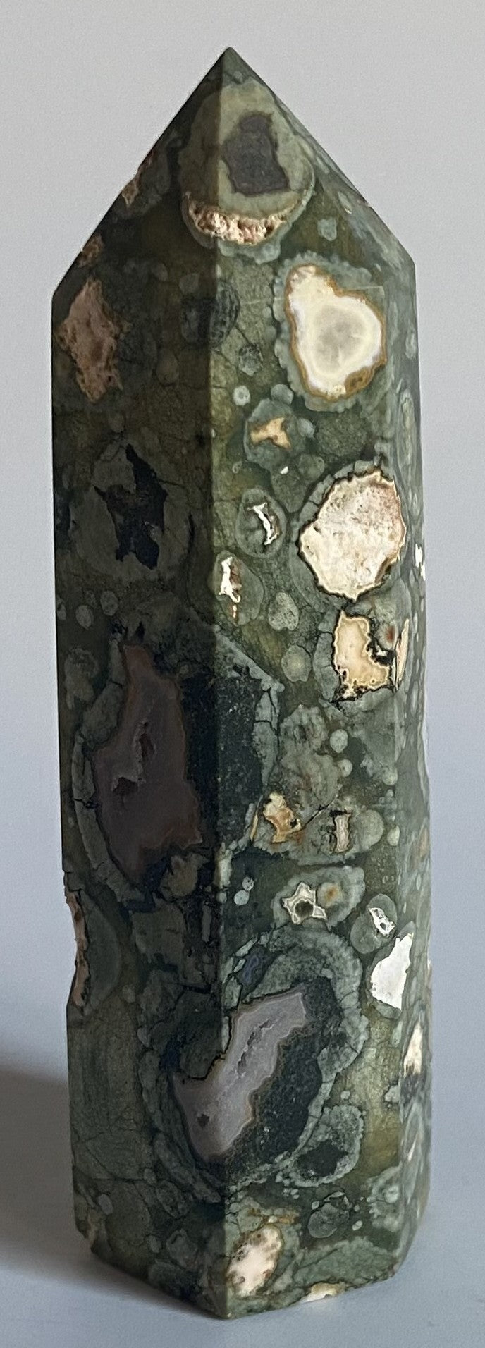 Obelisc de 8.2cm din cristal de riolit pe fundal alb